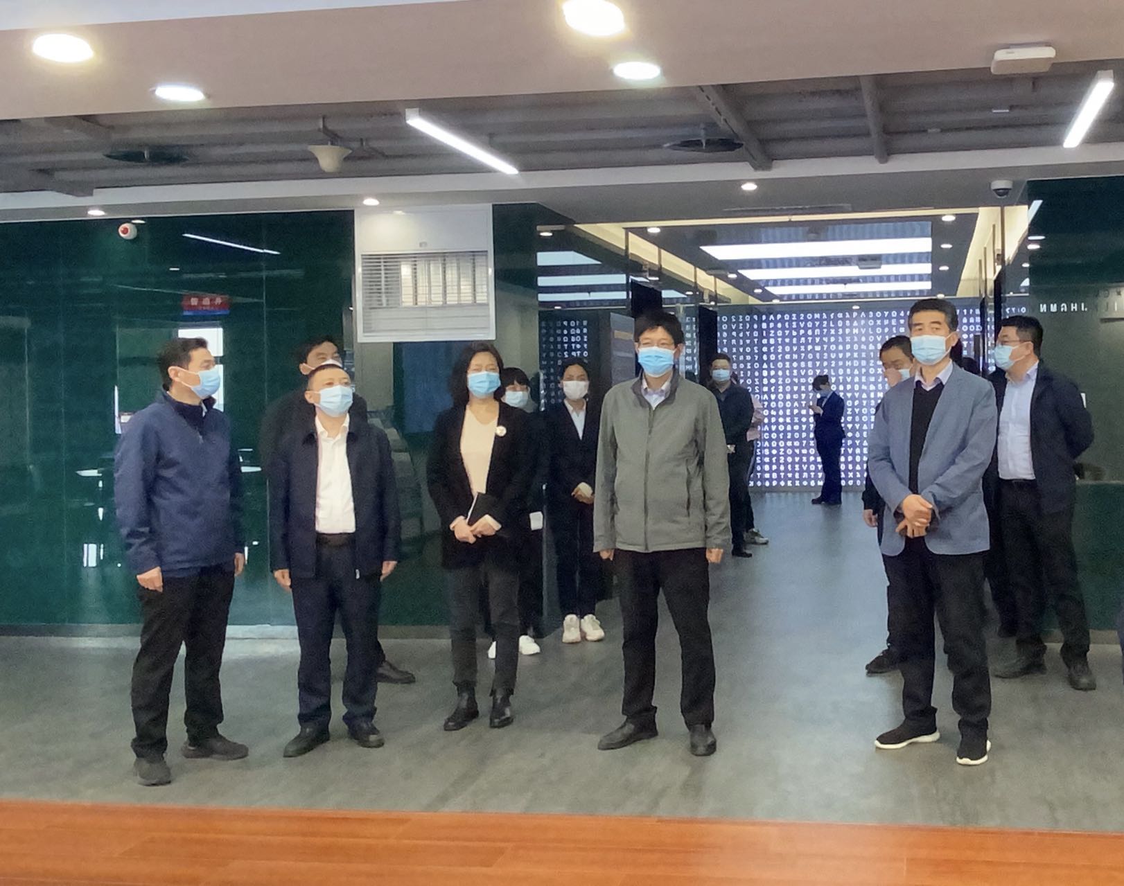 省委刷新办专职副主任刘小平一行莅临秦创原自然资源部永信贵宾会工程手艺立异中心检查指导事情.jpg